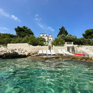 Luxury Seaside With A Classic Mediterranean Olive Garden, A Fully Equipped Professional Kitchen, Pool, Sauna, Padle Boards And Canoe - Miolin House Trogir